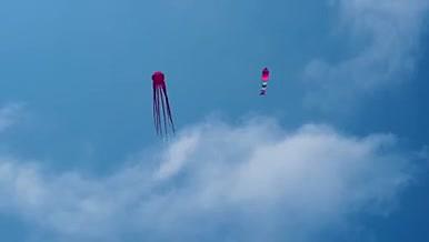 3支风筝在天空中互相追逐视频的预览图